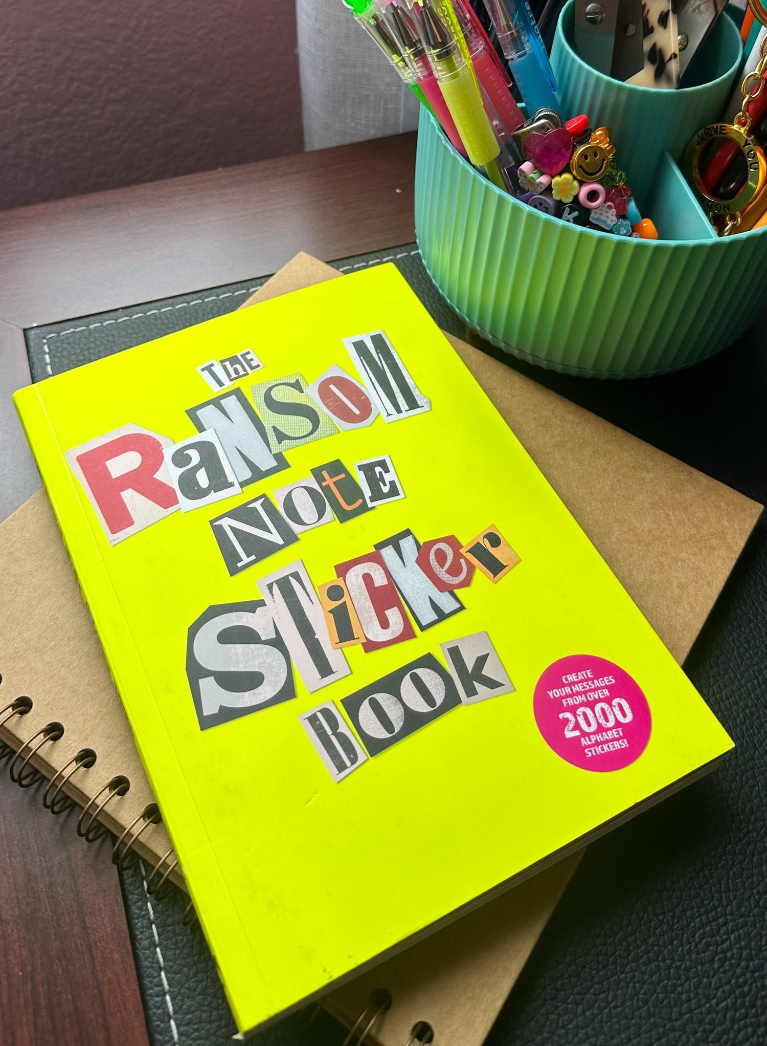 The Ransom Note Sticker Book: Thousands of letters for your anonymous messages on brown desk 