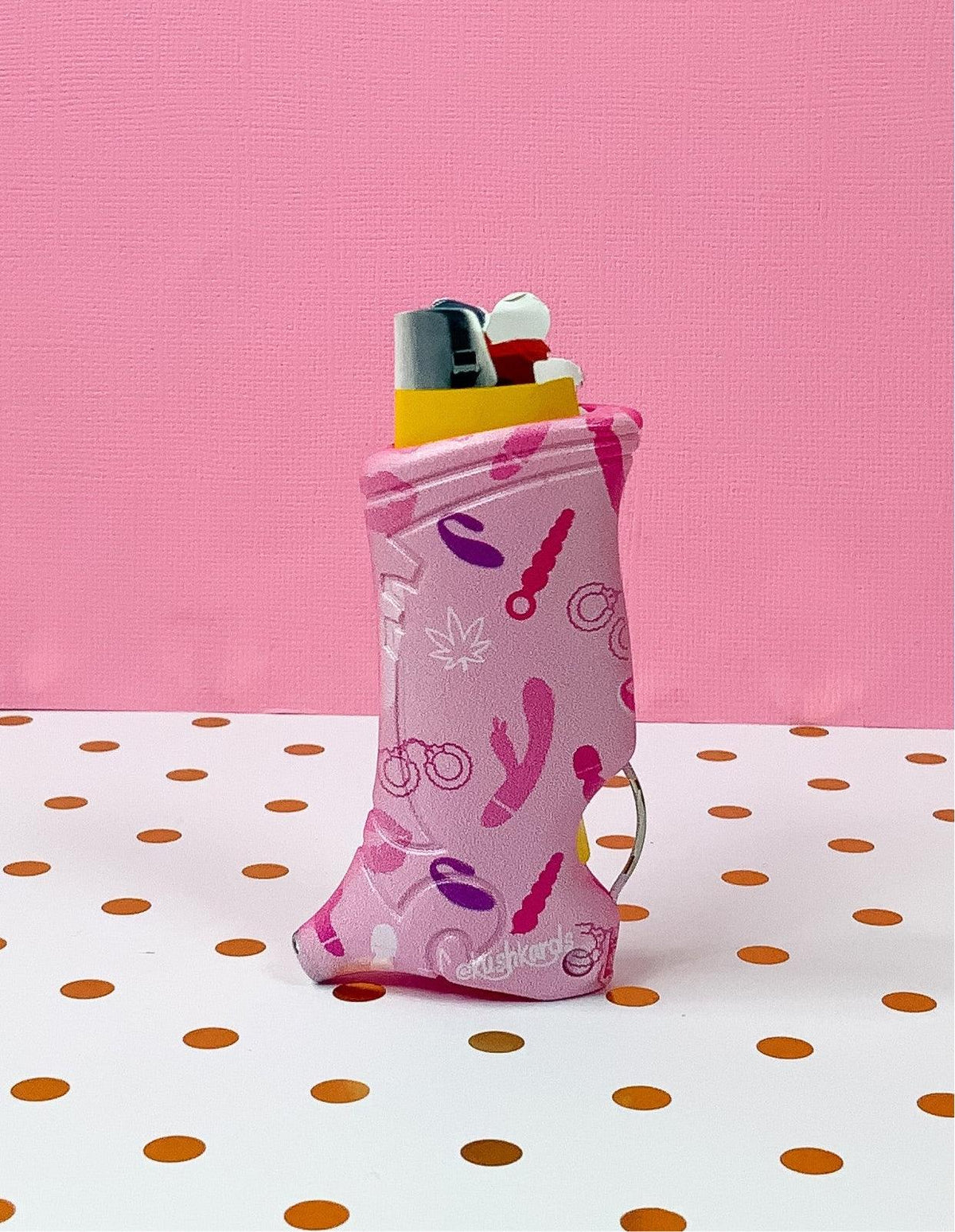 Toker Poker Feuerzeug-Etui Rosa – Multitool Mit Ausklappbarem Poker & Tamper Für BIC-Feuerzeuge Toker Poker Feuerzeug-Etui Rosa – Multitool Mit Ausklappbarem Poker & Tamper Für BIC-Feuerzeuge